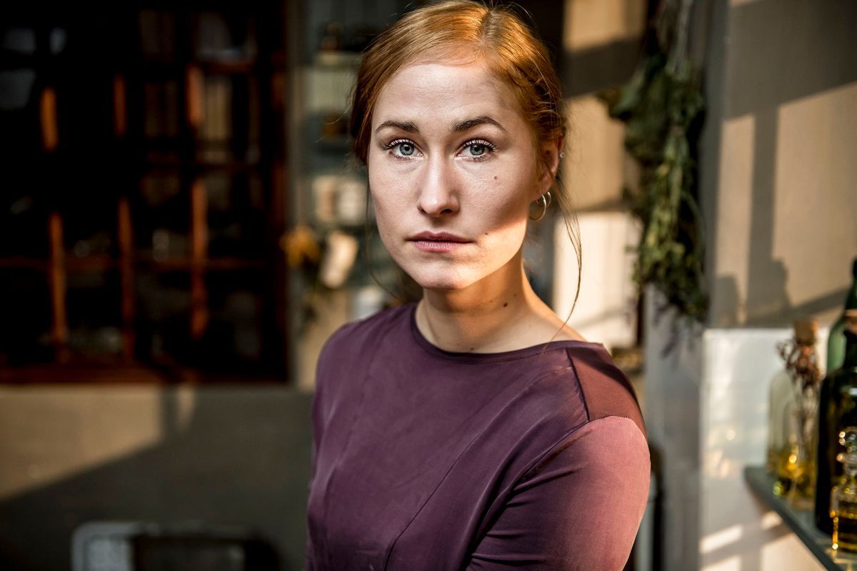 Til maj debuterer Rosalinde Mynster som forfatter med bogen 'Min Fars Stemme', der er en erindringsroman om hendes afdøde far Søren Spanning.