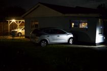 Brager ind i udestue