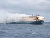 Fragtskib med luksusbiler brænder fortsat