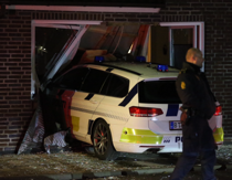 Mørkelagt: Politibil rammer hus
