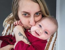 Ammende mor rystet: Blev smidt ud