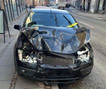 Bankede ind i bus: Bilvrag får gul hilsen