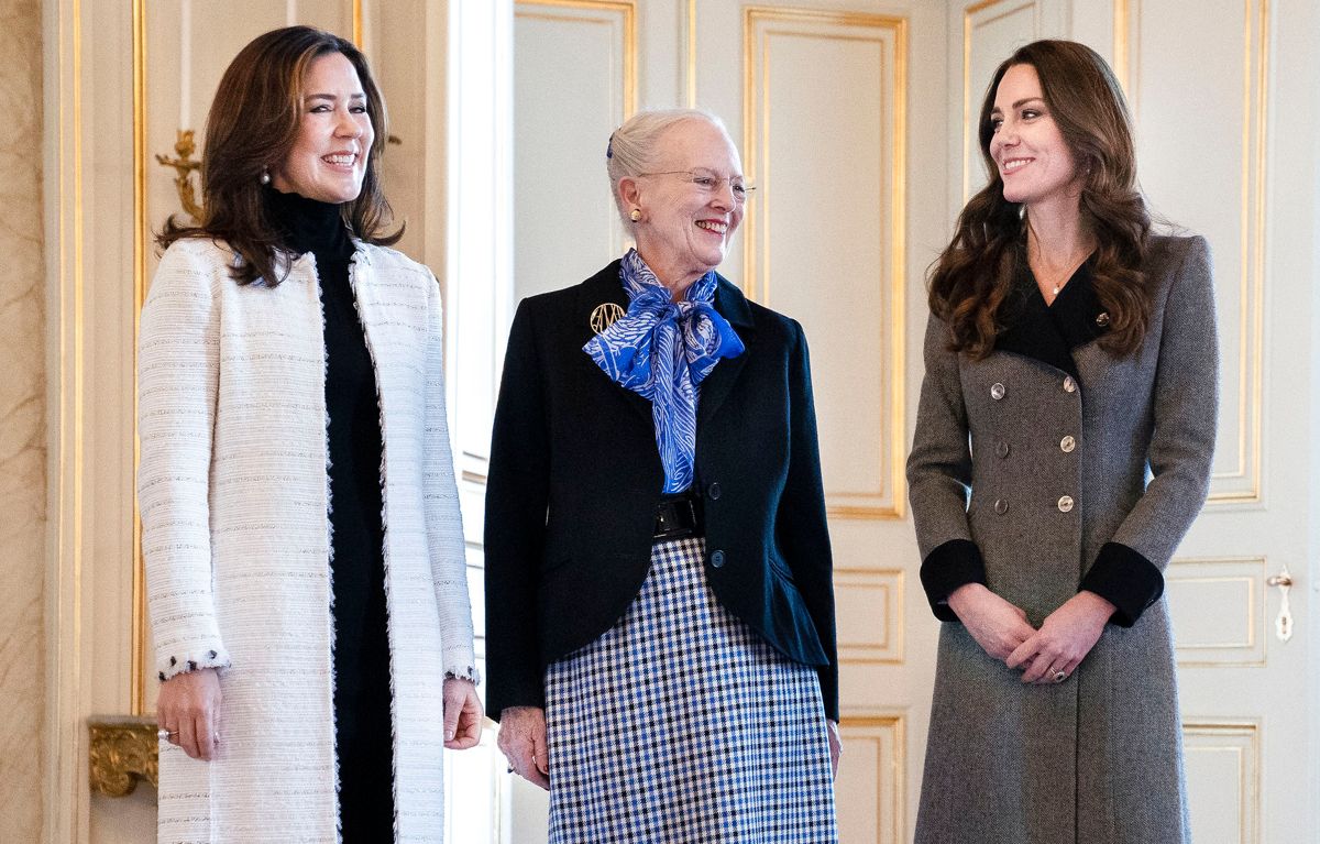 Hertuginde Kate bliver modtaget af dronning Margrethe og kronprinsesse Mary på Amalienborg.