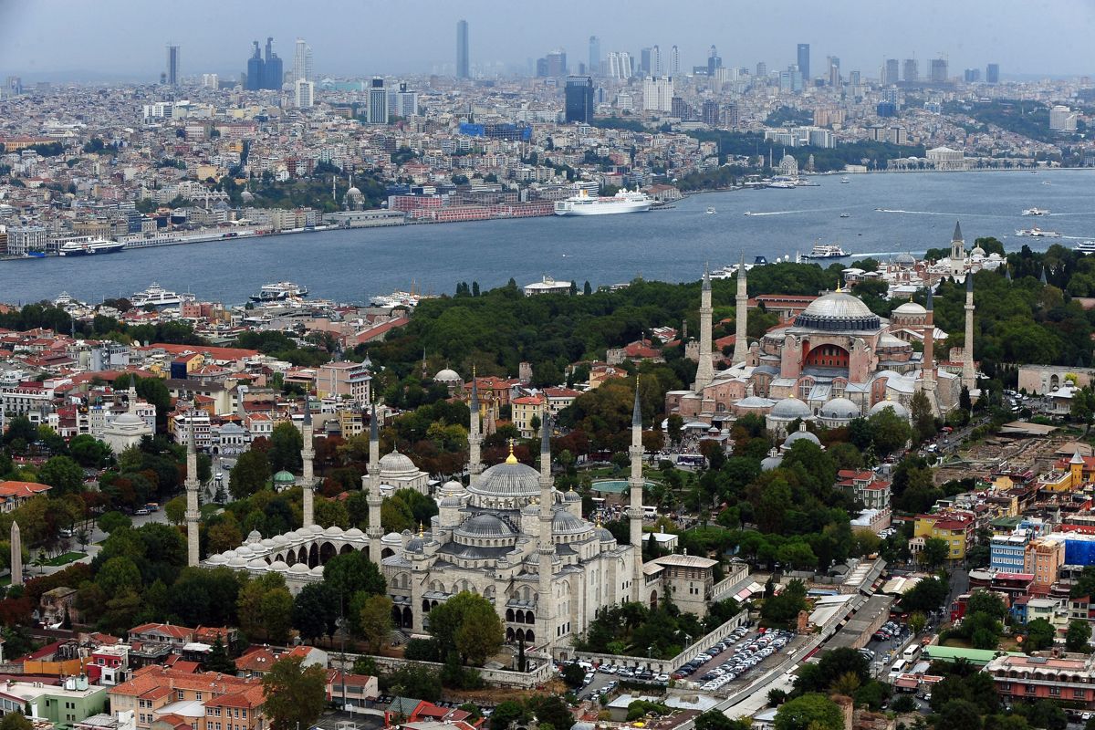 Den tyrkiske storby Istanbul, der deles af Bosporusstrædet. Vandvejen sikrer, at skibe kan nå fra Middelhavet til Sortehavet, hvor Rusland er i gang med en invasion i Ukraine. (Arkivfoto).