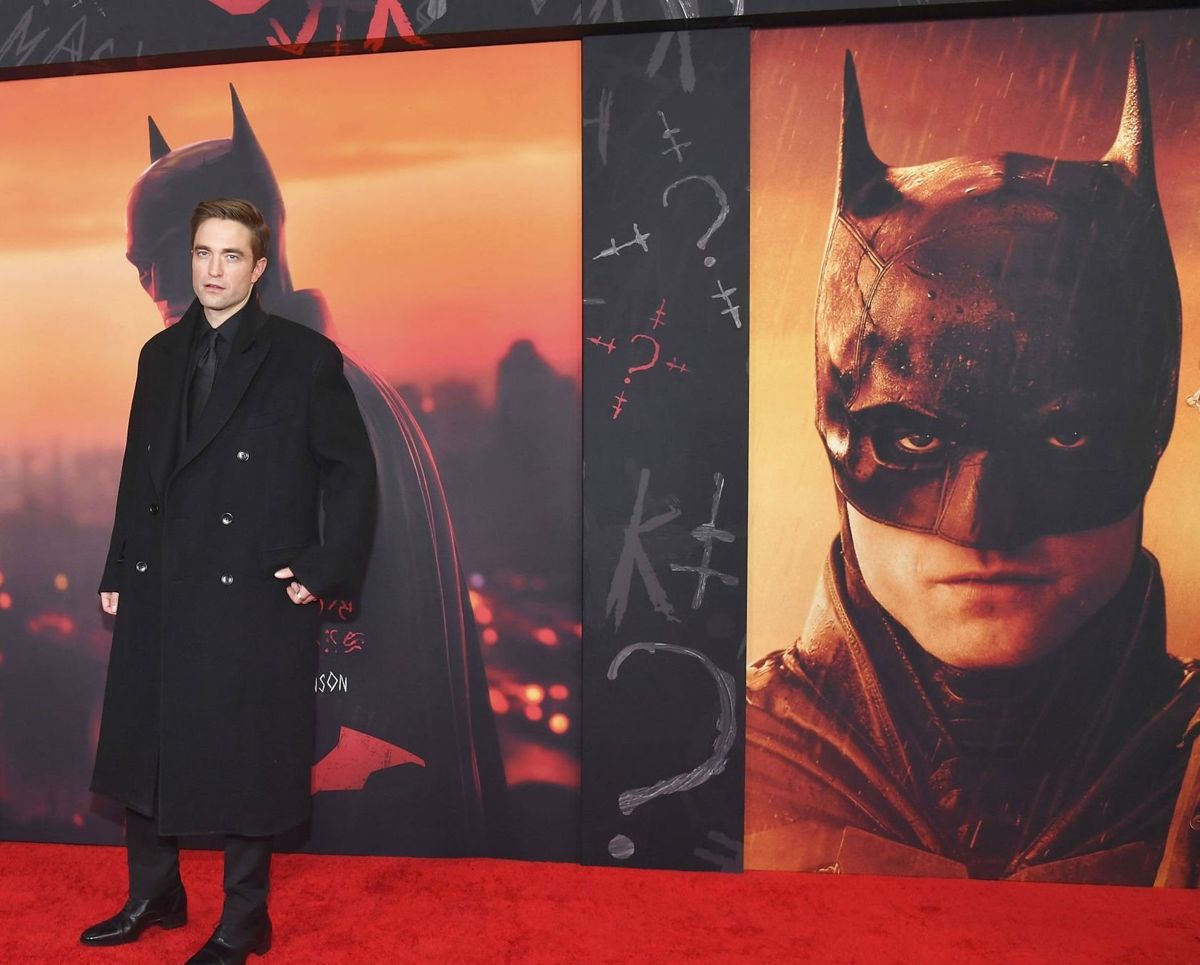 Tidligere har blandt andre Michael Keaton, Christian Bale og Ben Affleck spillet rollen som Batman. Nu er depechen overgået til Robert Pattinson. Det klarer han godt, er anmelderne enige om.