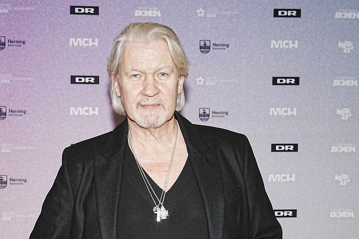 - Jeg havde et show i Helsingør fredag, så jeg satte bilen i lufthavnen og tog toget til Herning. Jeg har stadig det samme scenetøj på, som jeg havde på til til koncerten, sagde Johnny Logan, som var iført skinnede sølvbukser og sko, da han troppede op til Dansk Melodi Grand Prix 2022 for at heppe på sin danske ven Rasmus Hedeboe.