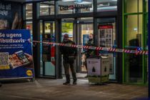 Fundet såret af knivstik ved supermarked