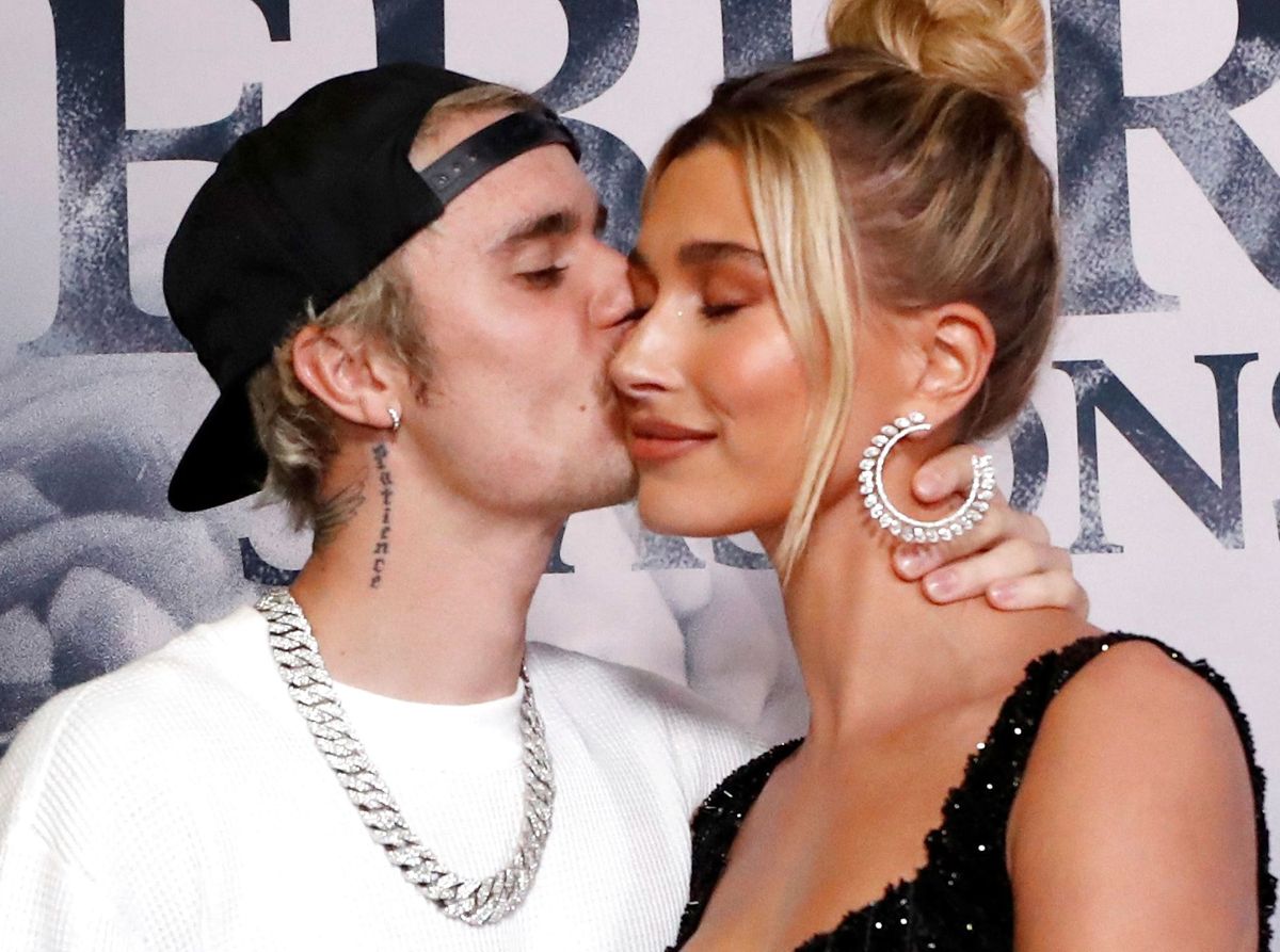 Justin og Hailey Bieber. Hun har været indlagt efter corona-relaterede problemer.
