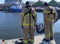 Her falder folk i vandet