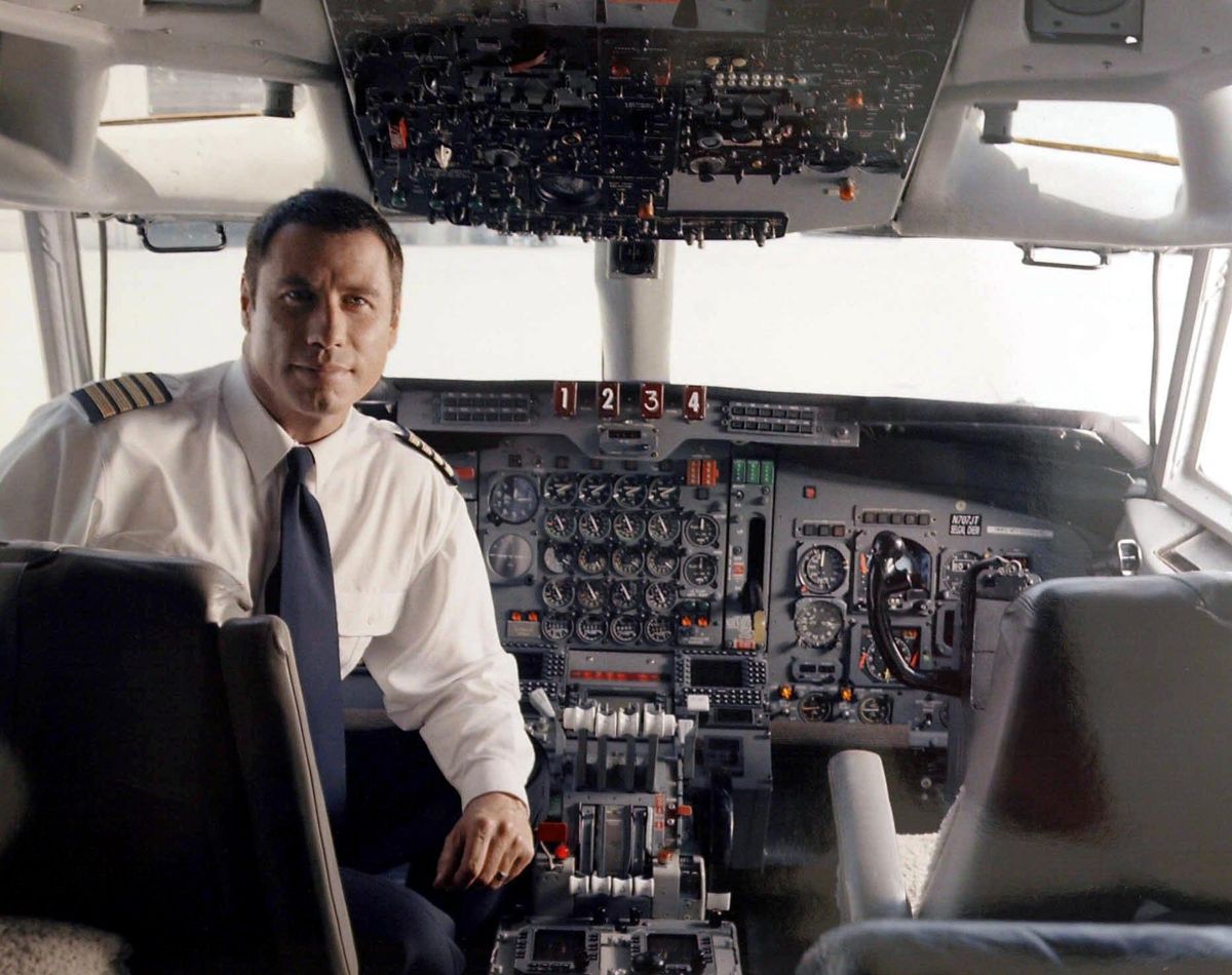 John Travolta ses her i cockpittet på en Boing 707 som han også har licens til at flyve.