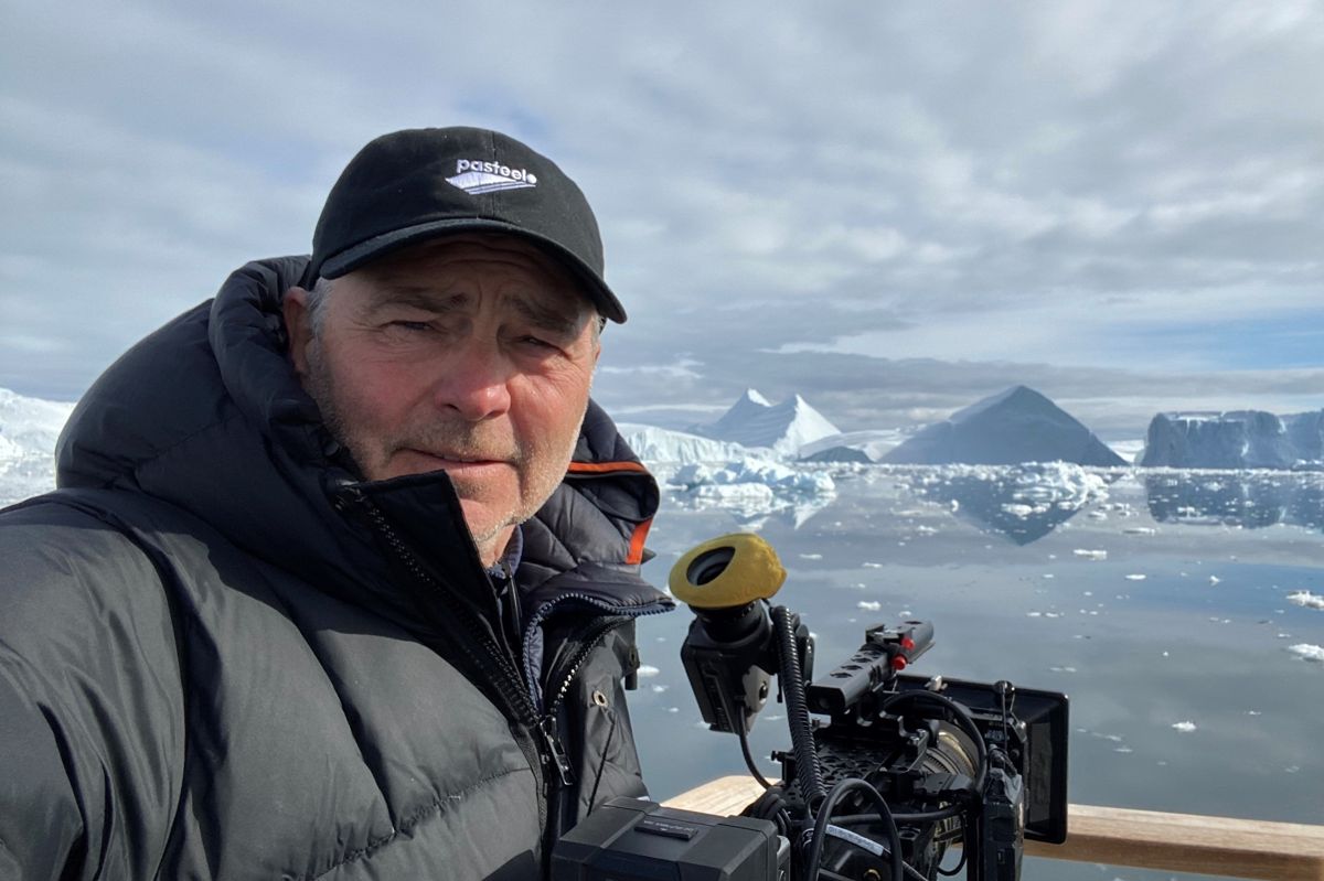 Eric Kress har været manden bag kameraet på både danske og internationale film- og seriehit. Her ses han i Grønland under optagelserne til fjerde sæson af Borgen, der for tiden ruller over skærmen hver søndag. Fredag den 25. marts fylder Erik Kress 60 år. (Privatfoto).