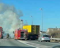 Bil i brand på motorvej