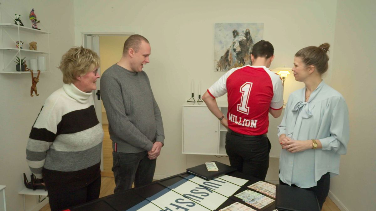 Dennis bliver rørt til tårer over den enorme besparelse, som eksperterne lykkes med at hente hjem. Og hans mor ånder lettet op.