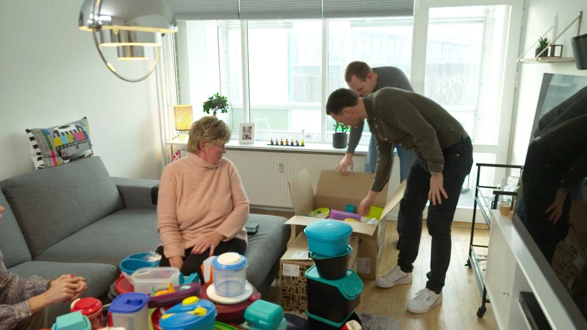 Dennis har ødslet sine penge væk. Pengene er blandt andet blevet brugt på massive mængder tupperware.