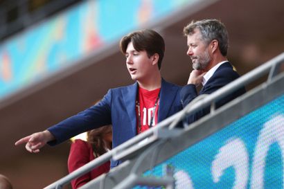 Prins Christian ses her med sin far, kronprins Frederik, på Wembley i London sidste år, hvor Danmark spillede EM-semifinale mod England. (Arkivfoto).