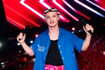 Mads bryder alle traditioner