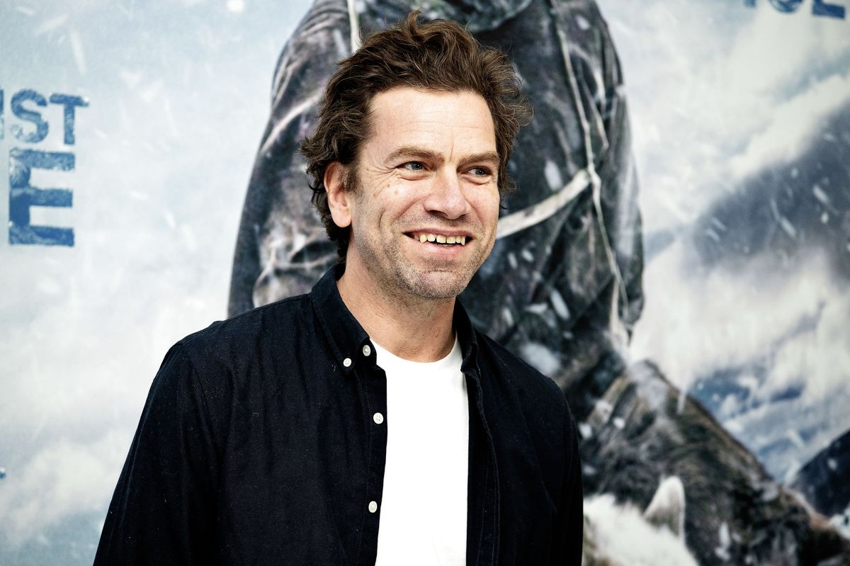 For første gang i 15 år skal Nikolaj Lie Kaas instruere en tv-serie. Den har blandt andre Lars Løkke Rasmussen og Melvin Kakooza med som gæstestjerner.