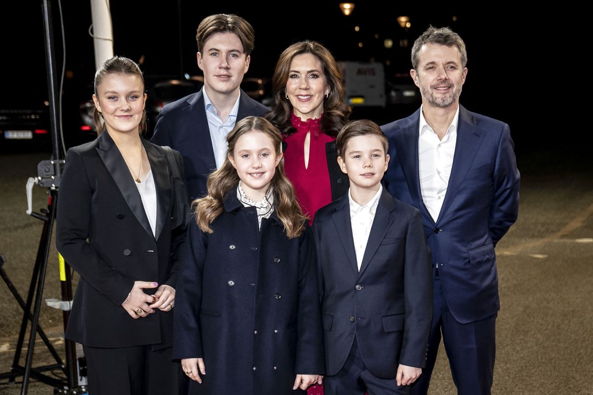 Kronprinsparret med deres fire børn. Prins Christian går på Herlufsholm, og prinsesse Isabella begynder efter planen på skolen i 9. klasse efter sommerferien. (Arkivfoto).