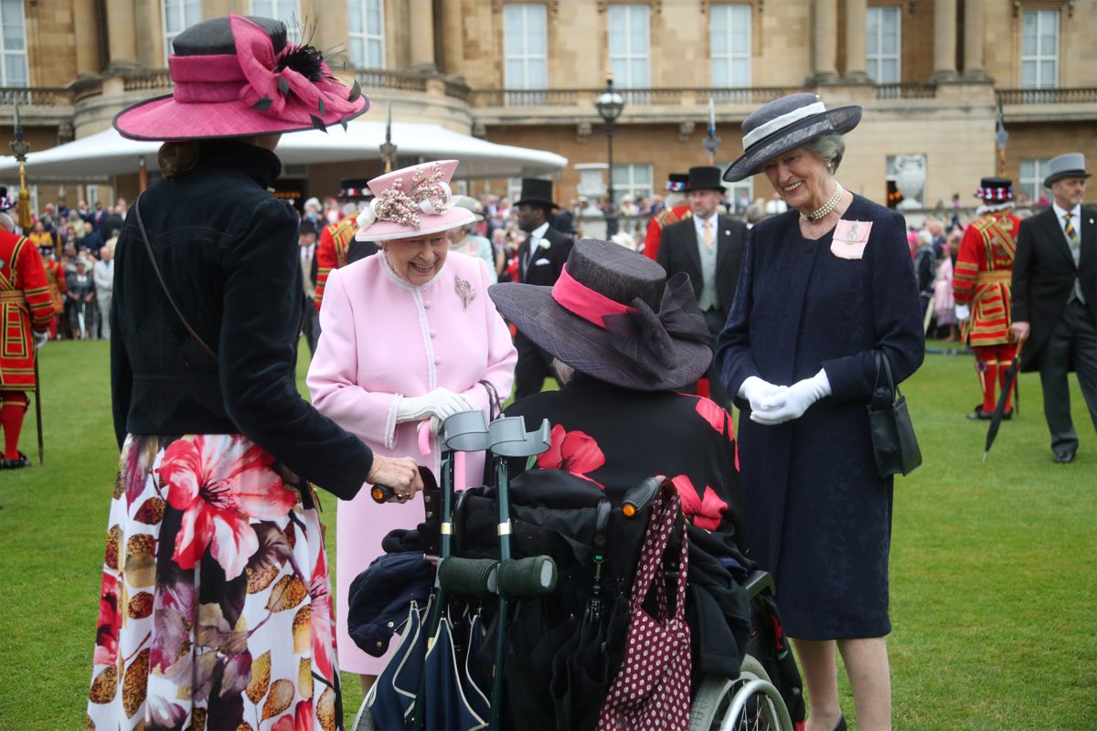 Dronning Elizabeth hilser på nogle af gæsterne ved en af sine havefester i 2019.