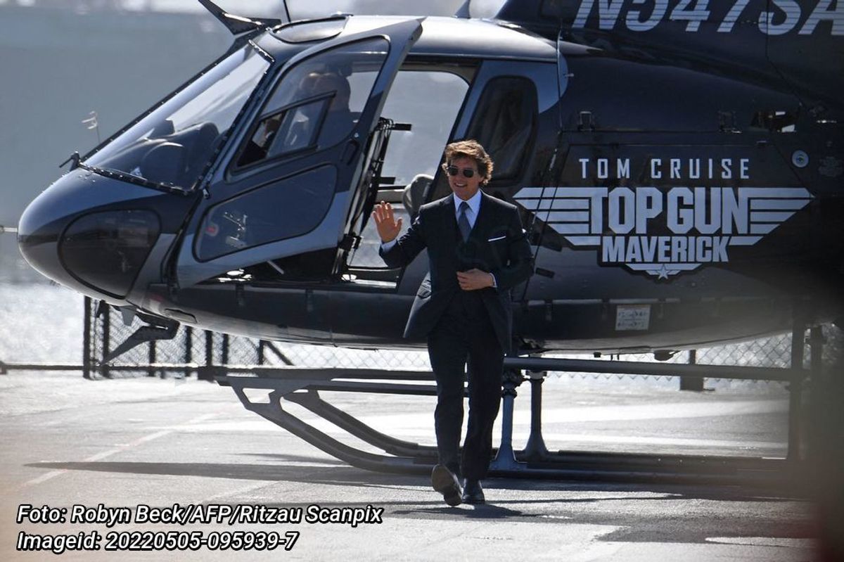 Tom Cruise ankommer i sin egen helikopter til Top Gun: Mawerick premieren i San Diego