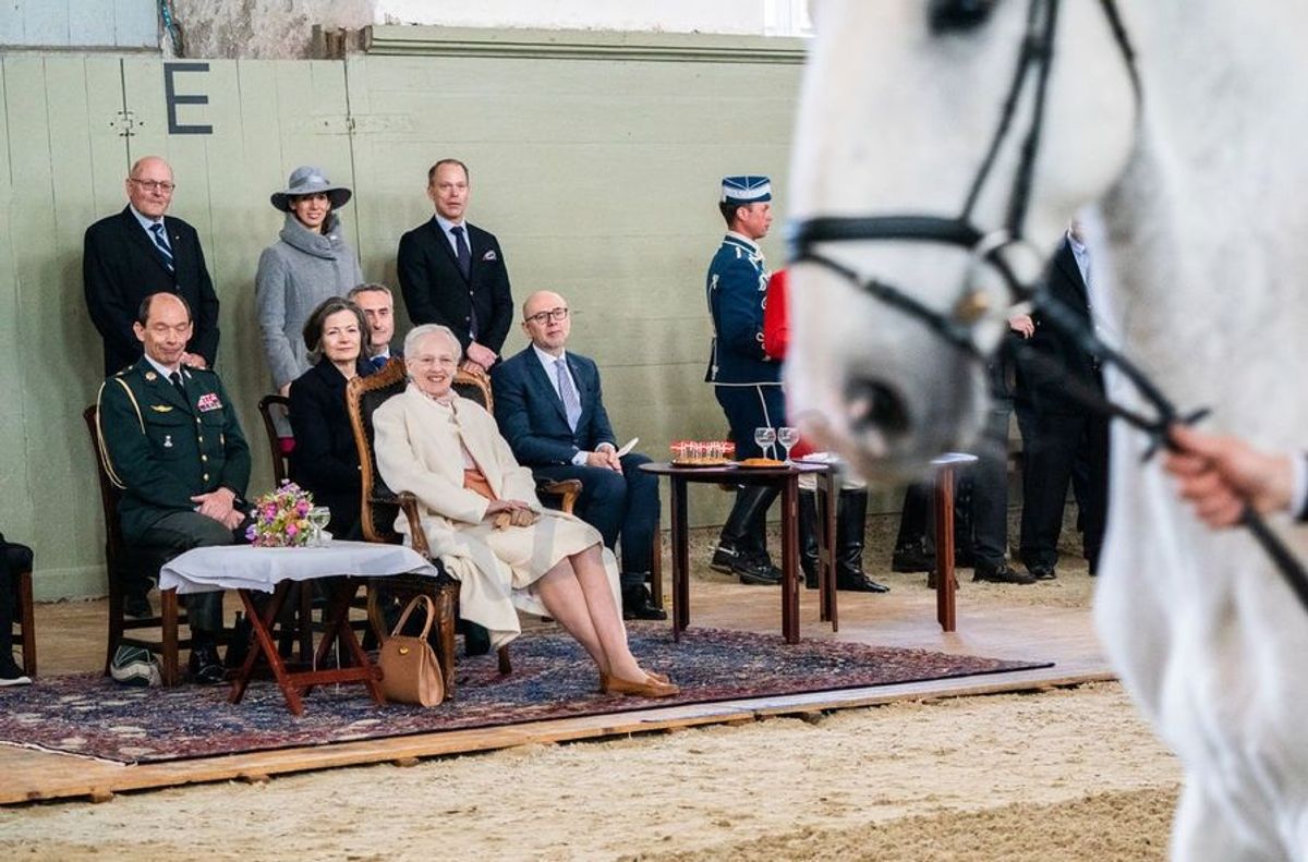 Dronningen kigger på mens hendes nye hest bliver præsenteret.