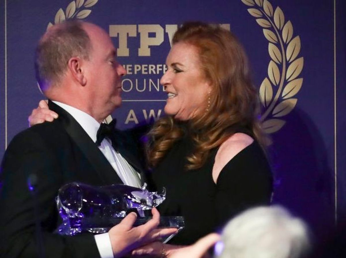 Prince Albert får overrakt miljøprisen af hertuginde Sarah af York