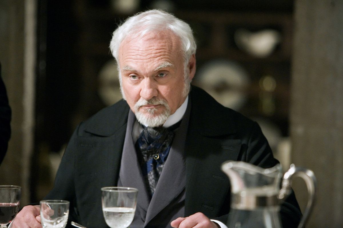 Kenneth Welsh døde fredfyldt omgivet af sine nærmeste.
