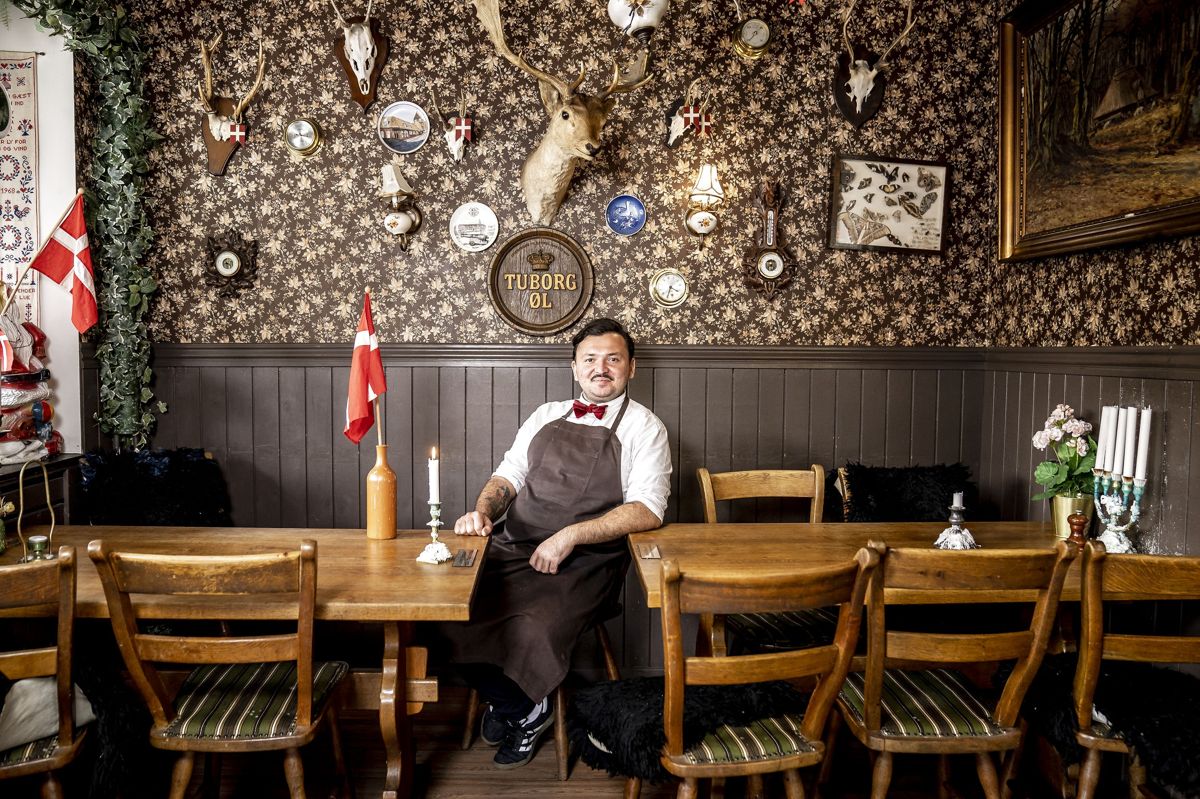 Sushi, pizza, thaimad, tacos og alverdens andre takeaway-retter har for længst vundet indpas på den danske madscene. Men her vil kok Umut Sakarya gerne slå et slag for danske take-away klassikere såsom bøfsandwich med bløde løg. (Arkivfoto).