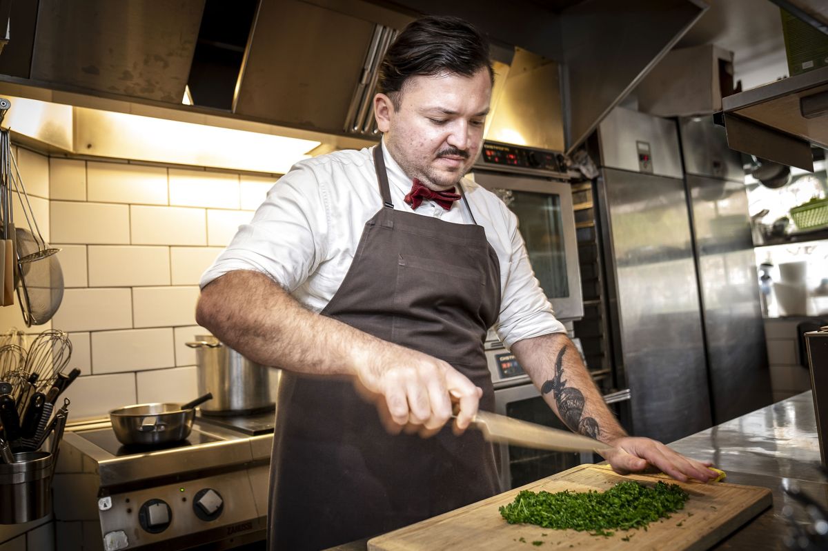 Maden på de danske grillbarer kan virke simpel, men er det ikke. - Tag bare bløde løg og stegte løg, som kræver håndværk, nævner kok Umut Sakarya. De folk som har udviklet retterne i sin tid, har virkelig haft deres kokkehåndværk i orden, siger han. (Arkivfoto).