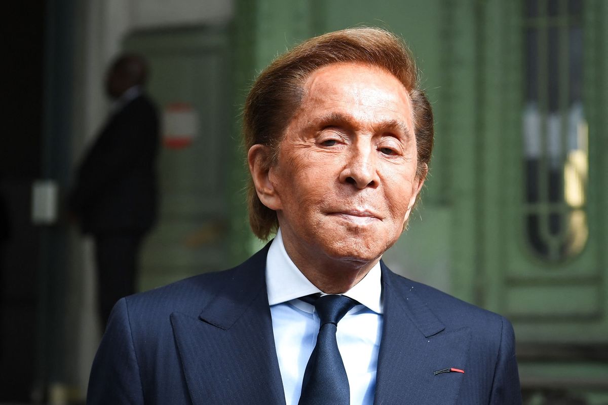 Den italienske modedesigner Valentino Garavani er kendt for at skabe smukke kjoler og for at leve "la dolce vita" - det søde liv. Her ses han til sin afdøde ven og kollega Karl Lagerfelds mindehøjtidelighed i 2019. Den 11. maj fylder Garavani 90 år.