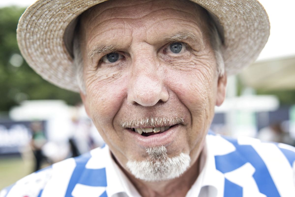 Selv om Jacob Haugaard har passeret pensionsalderen, har han ingen planer at trække sig tilbage. - Når man har sådan en ild i røven, som jeg har, skal du have noget at give dig til, siger den kendte entertainer, der ugentligt tilbagelægger 1000 kilometer i bil for at tage fra job til job. (Arkivfoto).