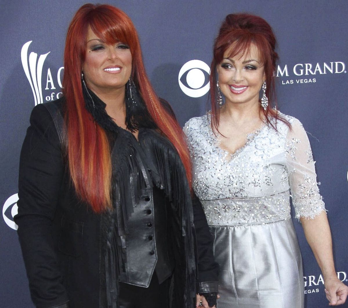 Sangerinde Naomi Judd (til højre) er død i en alder af 76 år. På billedet ses hun med sin datter, som hun også lavede musik med. (Arkivfoto)