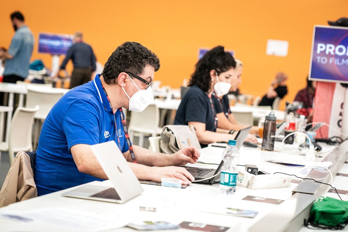Der er stadig krav om mundbind, når journalisterne dækker Eurovision. Her fotograferet i pressecentret i Torino, hvor 500 akkrediterede journalister fra hele verden arbejder.