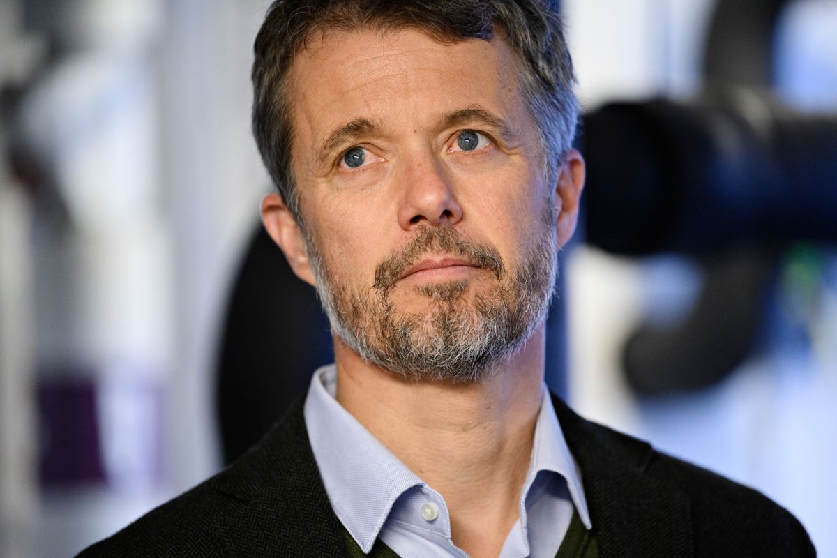 Kronprins Frederik er ikke så meget for at svare på spørgsmål om børnenes fremtid på Herlufsholm.