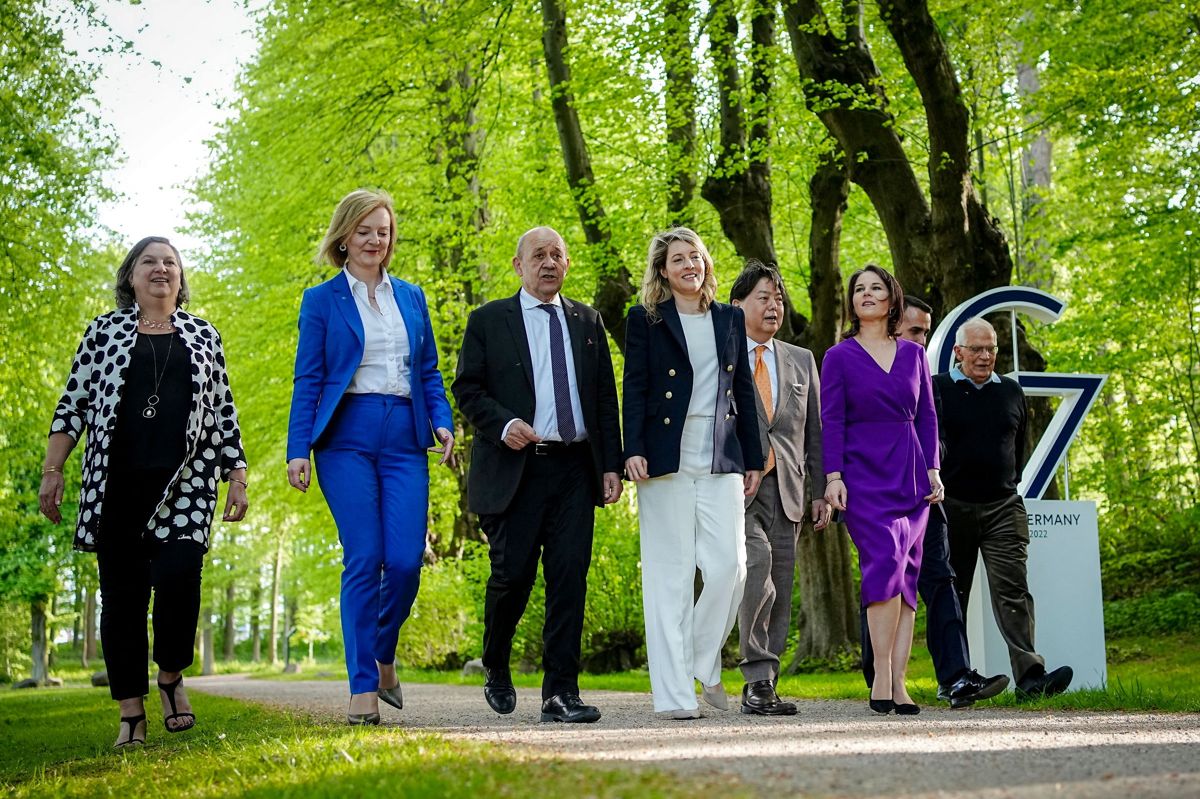 G7-landenes udenrigsministre i parken ved Weissenhauser Strand på den nordtyske kyst nær Femern, hvor de er samlet torsdag og fredag for at drøfte krigen i Ukraine. Den britiske udenrigsminister, Elizabeth Truss (nummer to fra venstre), siger Putin ydmyger sig selv på den internationale scene.