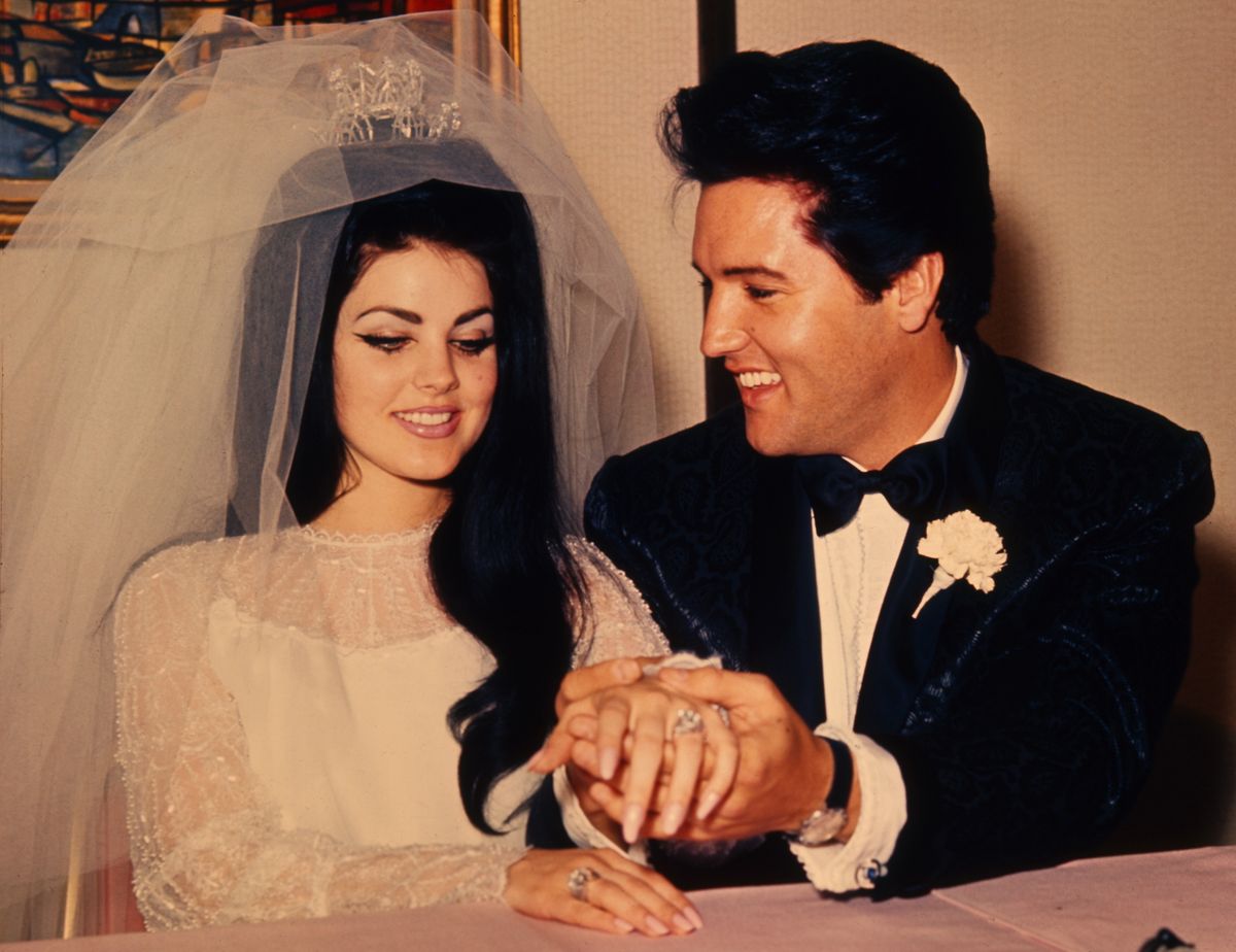 Rocksanger Elvis Presley gifter sig med Priscilla Anne Beaulieu på Hotel Aladin. Det tog otte minutter. LNS AH60.