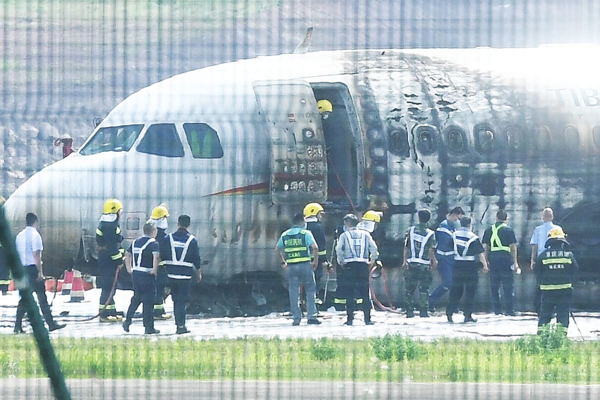 113 passagerer blev evakueret, efter flyet brød i brand