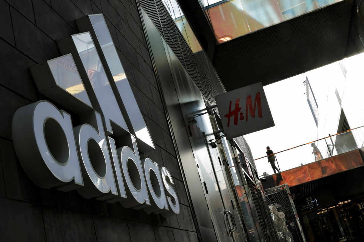 Adidas er røget i unåde på grund af bare bryster