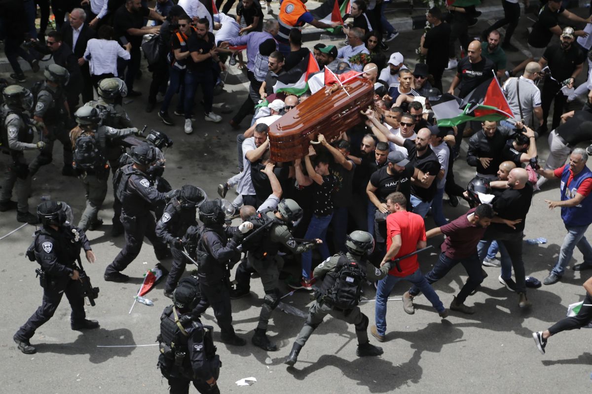 Det kom til tumult i Jerusalem fredag, da israelsk politi forsøgte at fjerne palæstinensiske flag fra de sørgende i et begravelsesoptog. Det var journalisten Shireen Abu Akleh fra al-Jazeera, der blev begravet.