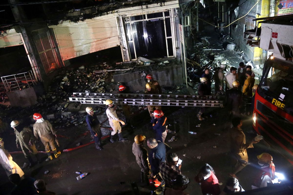 Omkring 30 slukningskøretøjer blev sat ind for at bekæmpe en brand i en etagebygning i New Delhi fredag. 27 personer meldes omkommet.