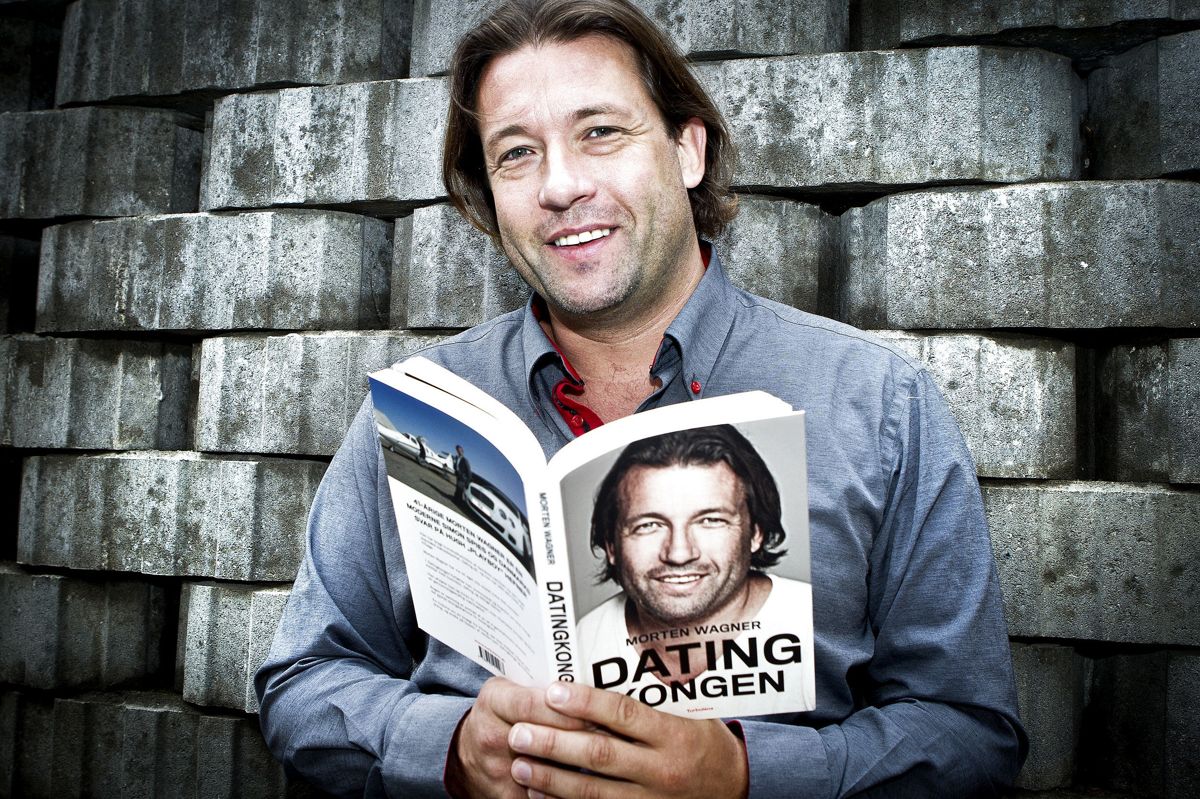 Morten Wagner med bogen "Datingkongen" i hånden. (Arkivfoto).