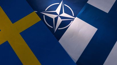 Nu får Finland endelig grønt lys til at søge om optagelse i Nato.