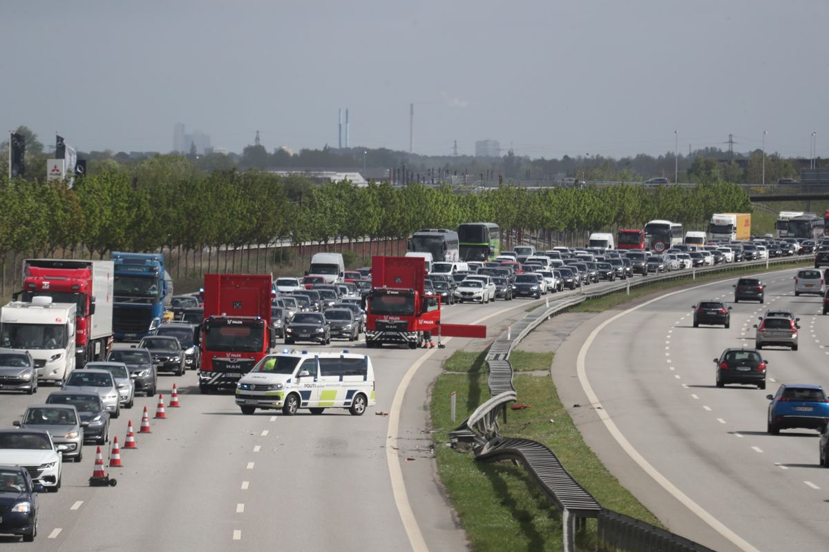 Lastbilen bankede ind i autoværnet.