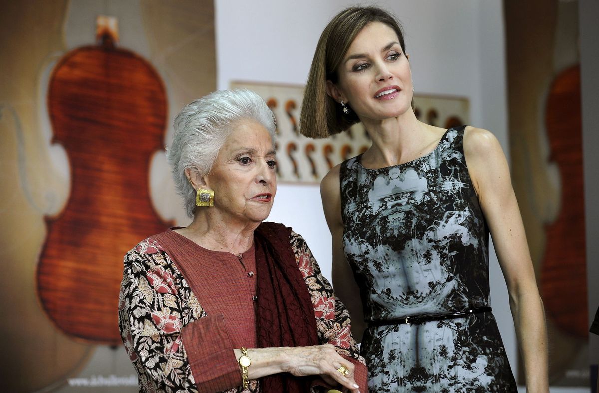 Her ses den spanske dronning Letizia (th) sammen med Teresa Berganza i sommeren 2015.