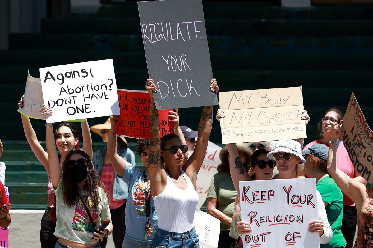 Aktivister er på gaderne i mange byer i USA for at demonstrere for retten til abort. Billedet er fra Fort Lauderdale i Florida.