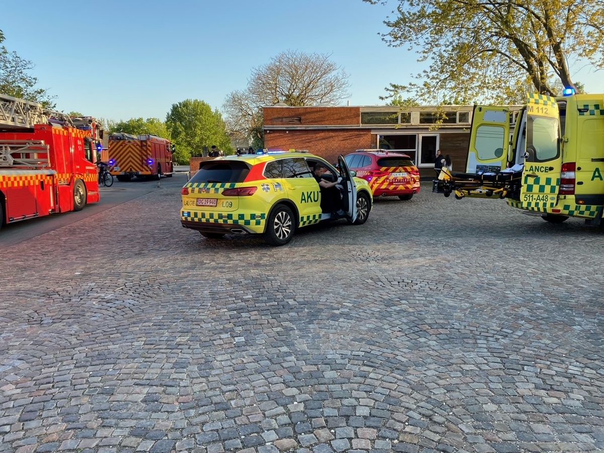 En ung kvinde er død efter en arbejdsulykke ved en skole.