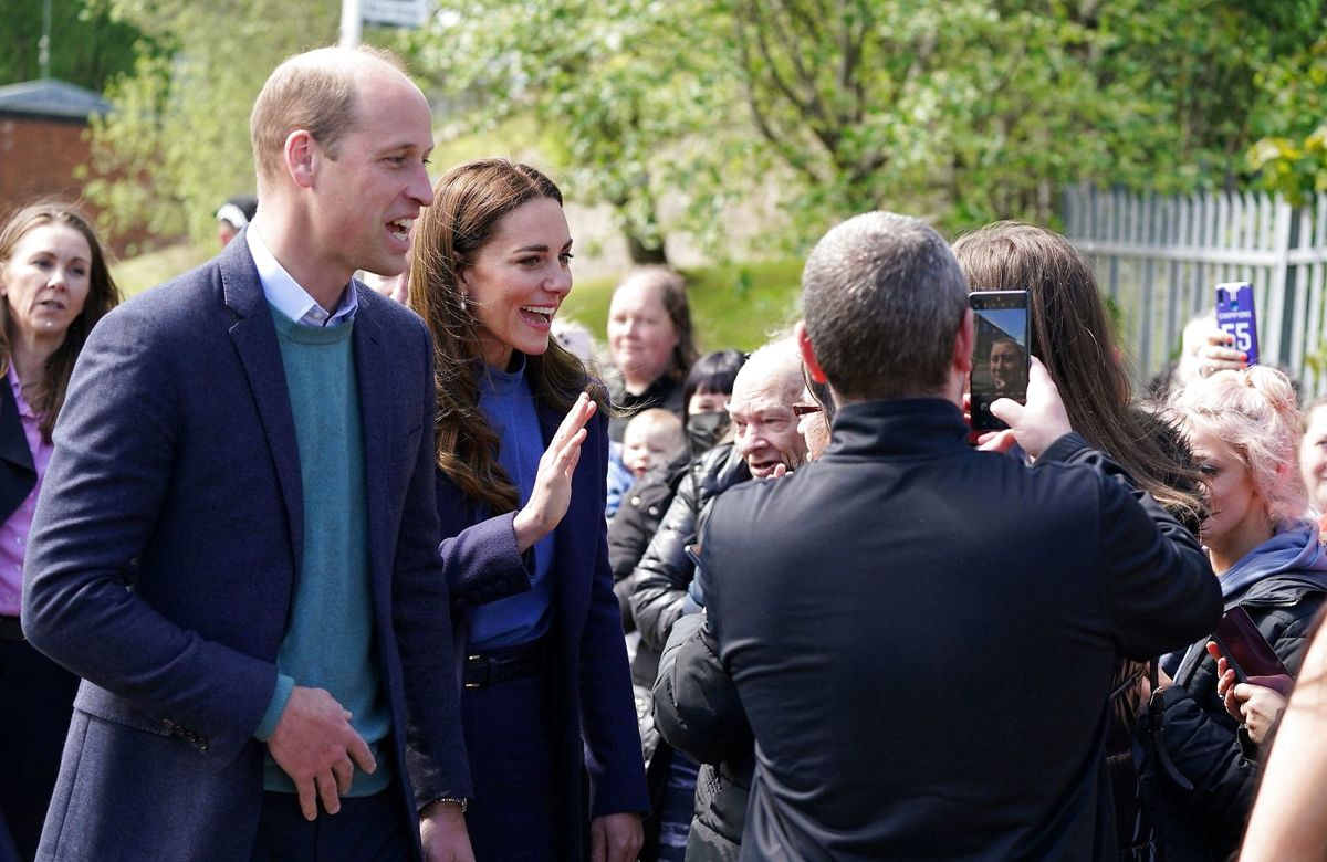 Prins William og hertuginde Kate blander sig med folkemængden på gaden i Glasgow.