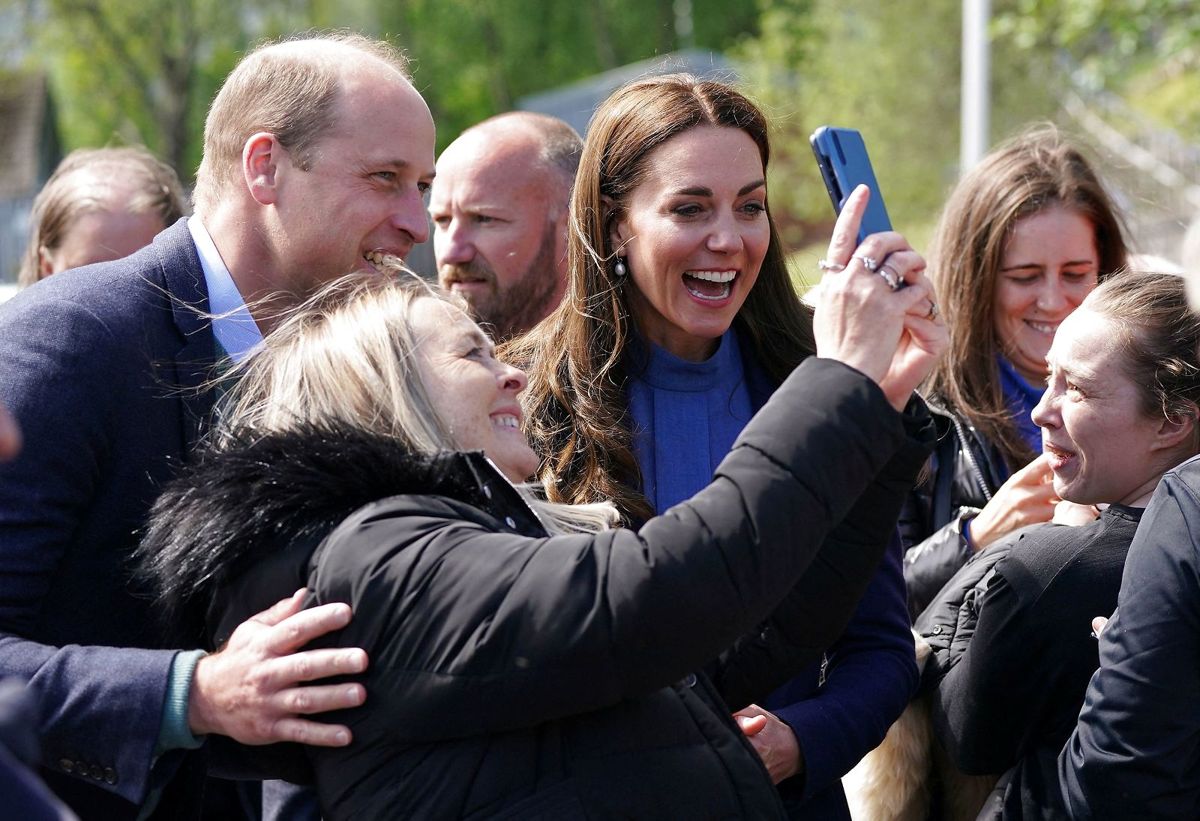 Her er det så det famøse foto, af en fan, der får lov til at tage en selfie sammen med det royale par.