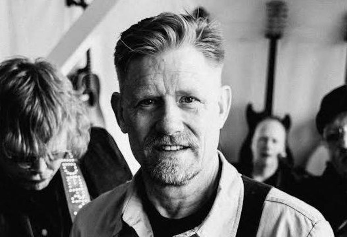Peter Schmeichel står klar til at indtage de danske scener med to medlemmer fra Magtens Korridor under navne The Ones.