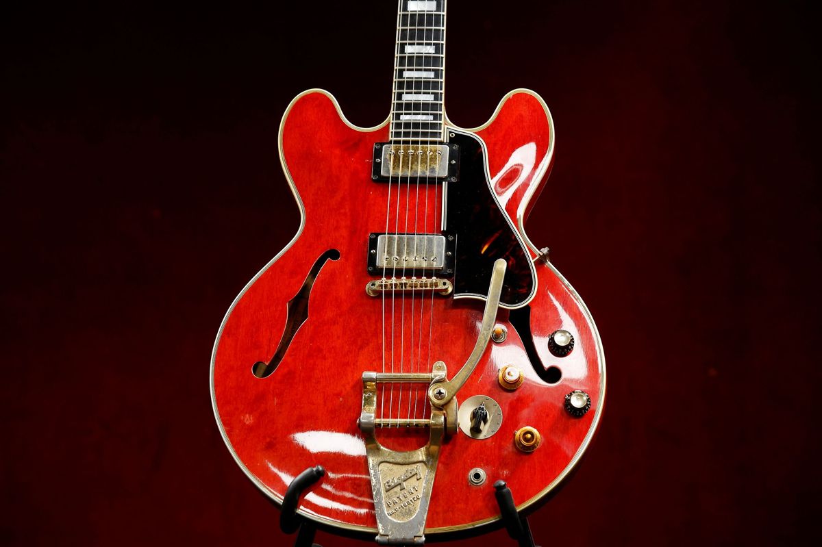 Noel Gallaghers Gibson ES-355-guitar blev ødelagt under en diskussion mellem ham og broren, Liam Gallagher ved Oasis' sidste koncert i 2009. Det blev enden på bandets megasucces. Guitaren er tirsdag solgt på auktion i Paris.